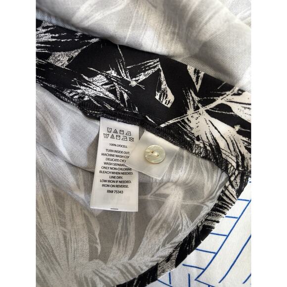 C&C California Sleeveless Top V-Neck Dark Floral 100% Lyocell Sz Small NEW - Picture 6 of 6